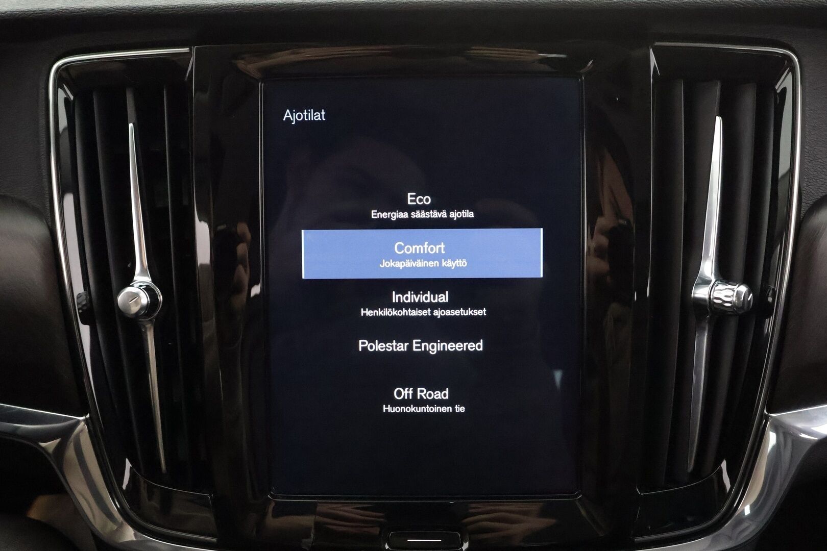 Volvo V90 Cross Country 2018 D4 AWD Pro Polestar aut * Webasto / Koukku / ACC / Full-LED / P.kamera / Sportpenkki Muistilla / Navi / Kaistavahti * - Kahdet renkaat - Osta nyt, maksa vasta ensi vuonna