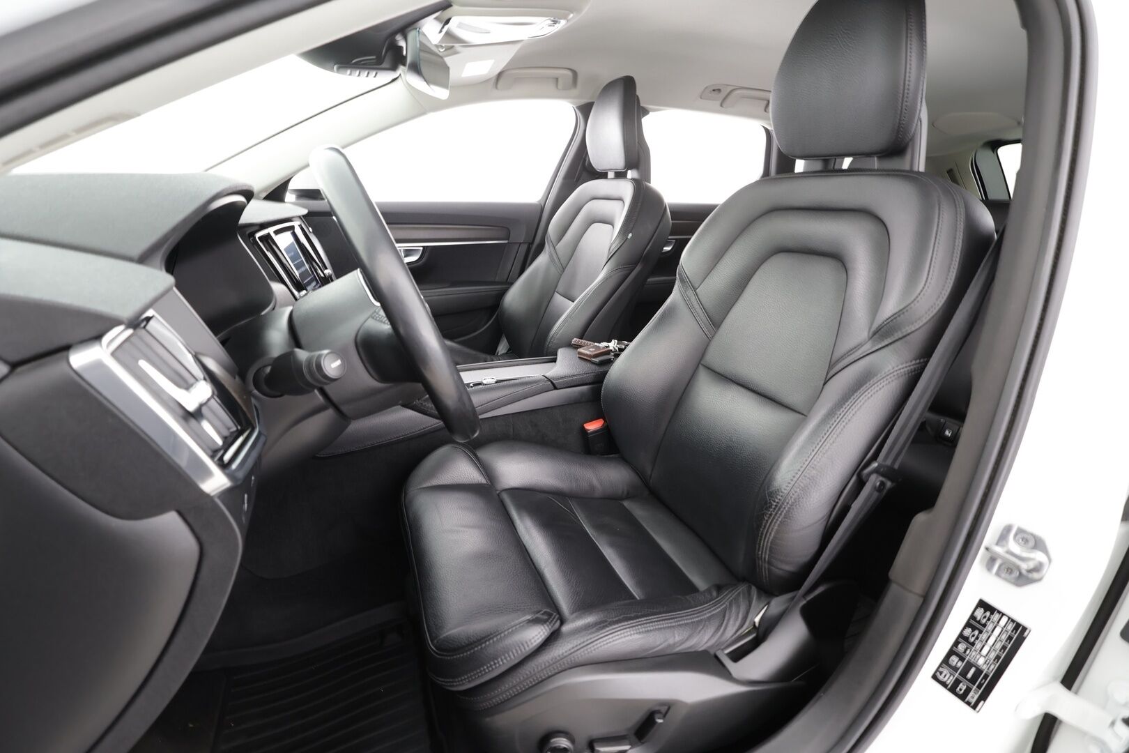 Volvo V90 Cross Country 2018 D4 AWD Pro Polestar aut * Webasto / Koukku / ACC / Full-LED / P.kamera / Sportpenkki Muistilla / Navi / Kaistavahti * - Kahdet renkaat - Osta nyt, maksa vasta ensi vuonna