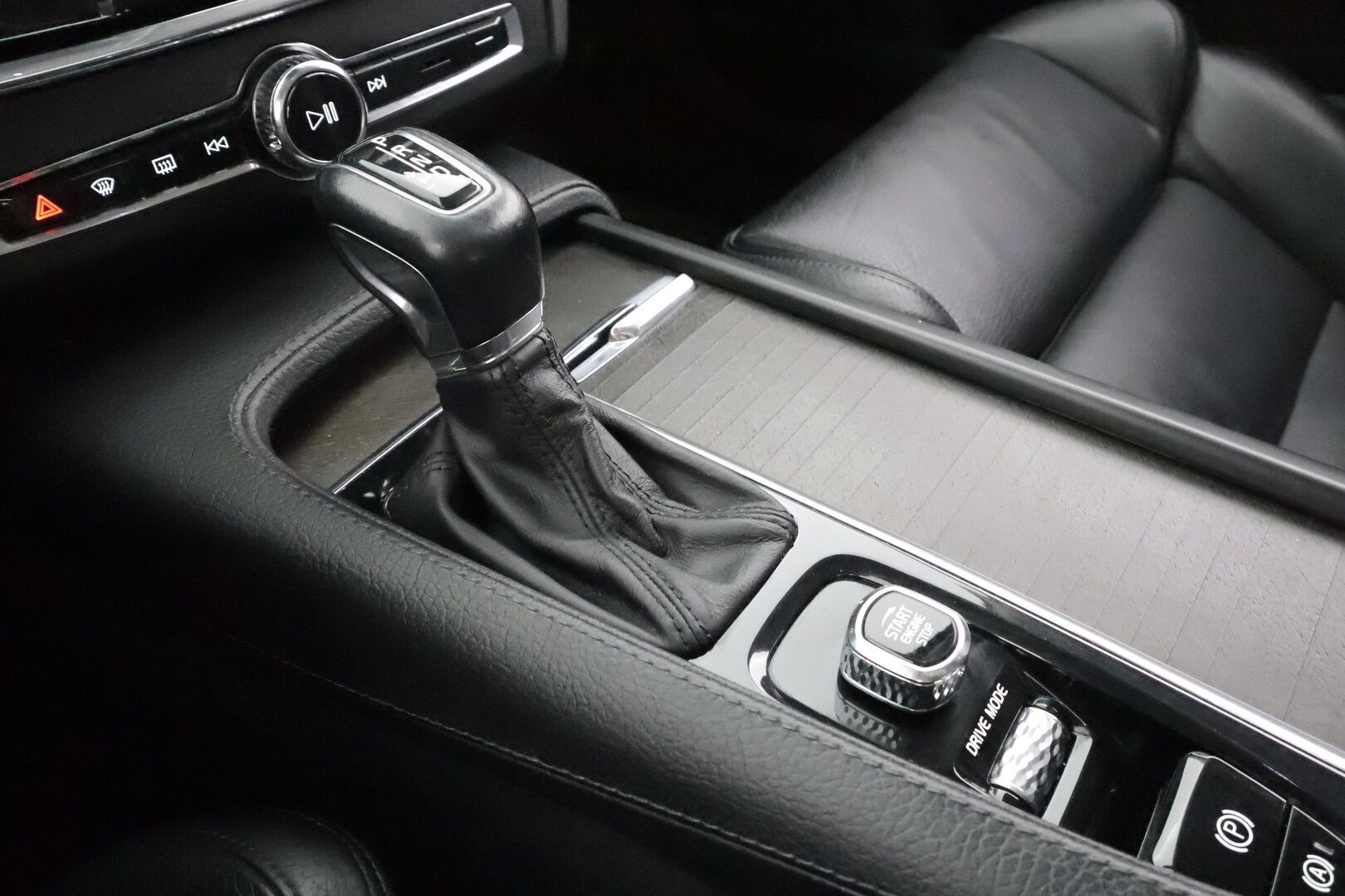 Volvo V90 Cross Country 2018 D4 AWD Pro Polestar aut * Webasto / Koukku / ACC / Full-LED / P.kamera / Sportpenkki Muistilla / Navi / Kaistavahti * - Kahdet renkaat - Osta nyt, maksa vasta ensi vuonna