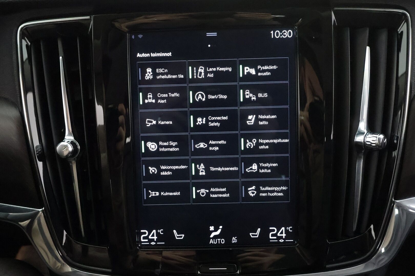 Volvo V90 Cross Country 2018 D4 AWD Pro Polestar aut * Webasto / Koukku / ACC / Full-LED / P.kamera / Sportpenkki Muistilla / Navi / Kaistavahti * - Kahdet renkaat - Osta nyt, maksa vasta ensi vuonna