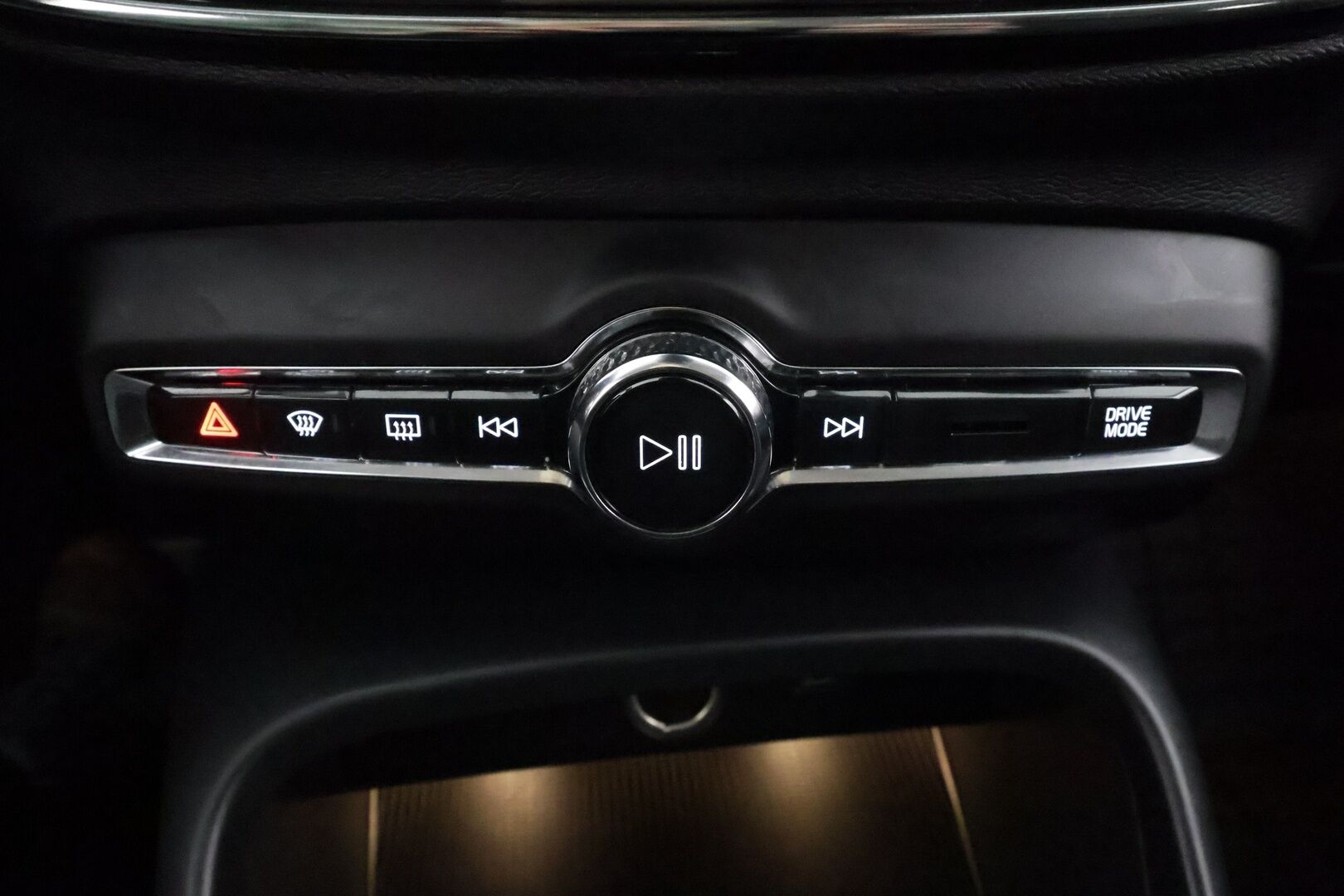 Volvo XC40 2020 T3 Business aut * ACC / Webasto / Koukku / P.tutkat / LED / Navi / Keyless / Puolinahat * - Suomi-auto / Kahdet renkaat aluvanteilla / Juuri katsastettu