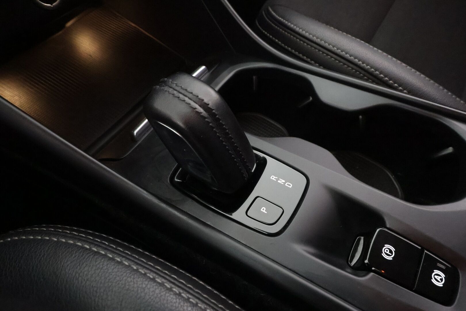 Volvo XC40 2020 T3 Business aut * ACC / Webasto / Koukku / P.tutkat / LED / Navi / Keyless / Puolinahat * - Suomi-auto / Kahdet renkaat aluvanteilla / Juuri katsastettu