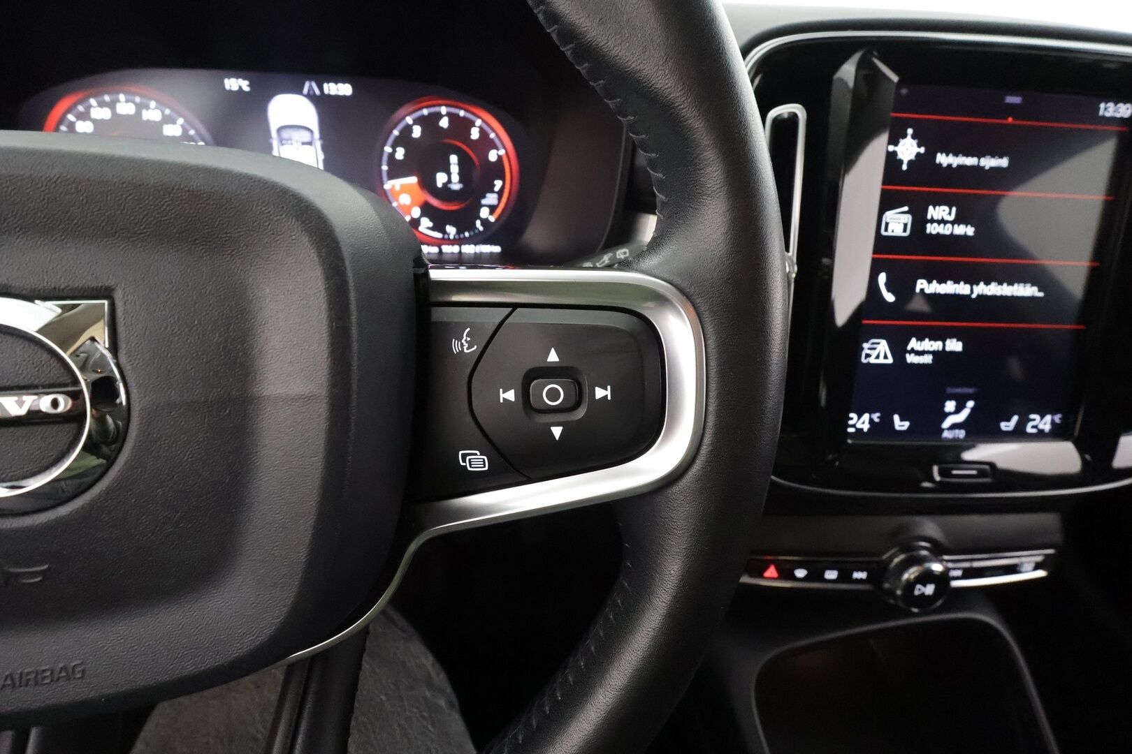 Volvo XC40 2020 T3 Business aut * ACC / Webasto / Koukku / P.tutkat / LED / Navi / Keyless / Puolinahat * - Suomi-auto / Kahdet renkaat aluvanteilla / Juuri katsastettu