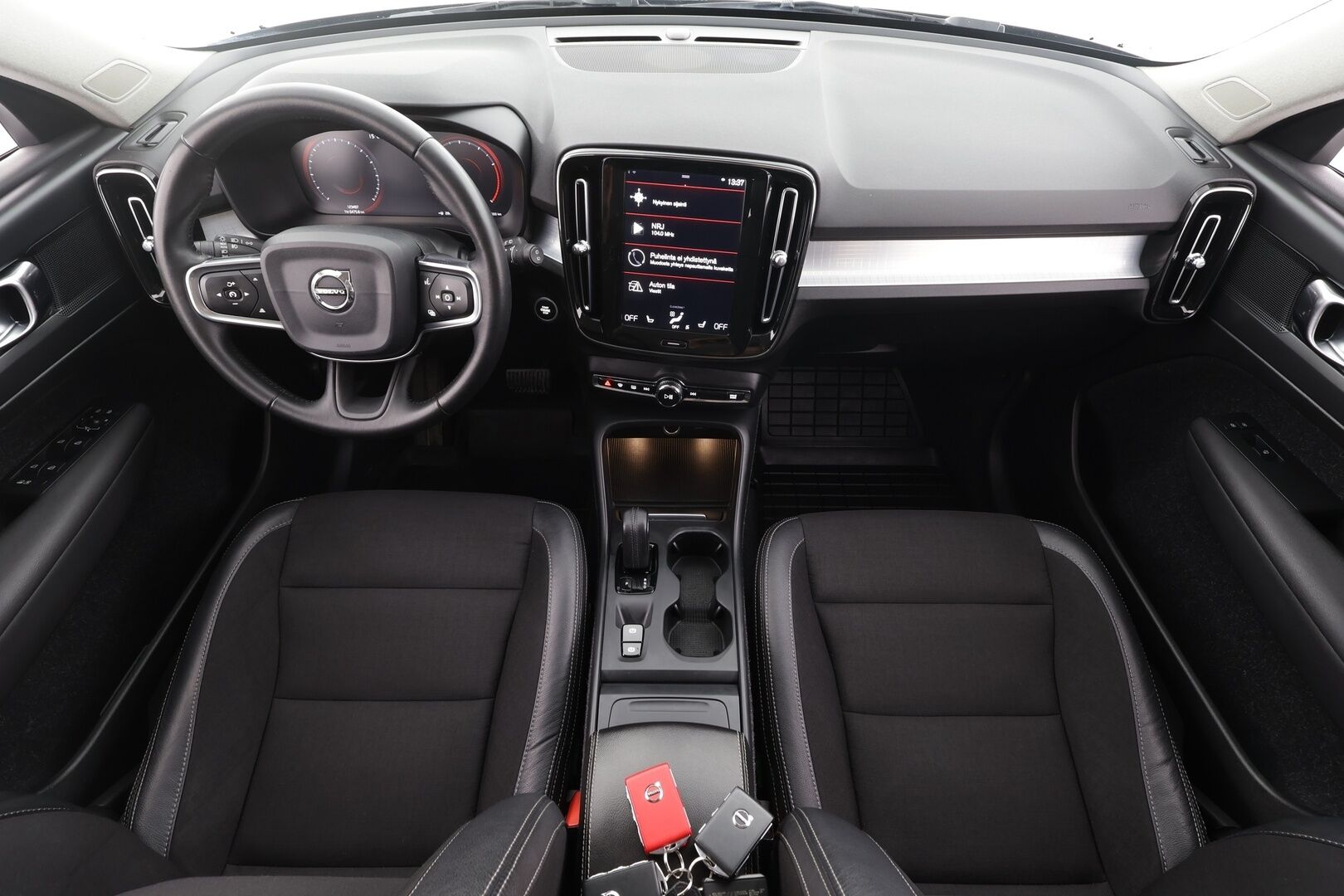 Volvo XC40 2020 T3 Business aut * ACC / Webasto / Koukku / P.tutkat / LED / Navi / Keyless / Puolinahat * - Suomi-auto / Kahdet renkaat aluvanteilla / Juuri katsastettu