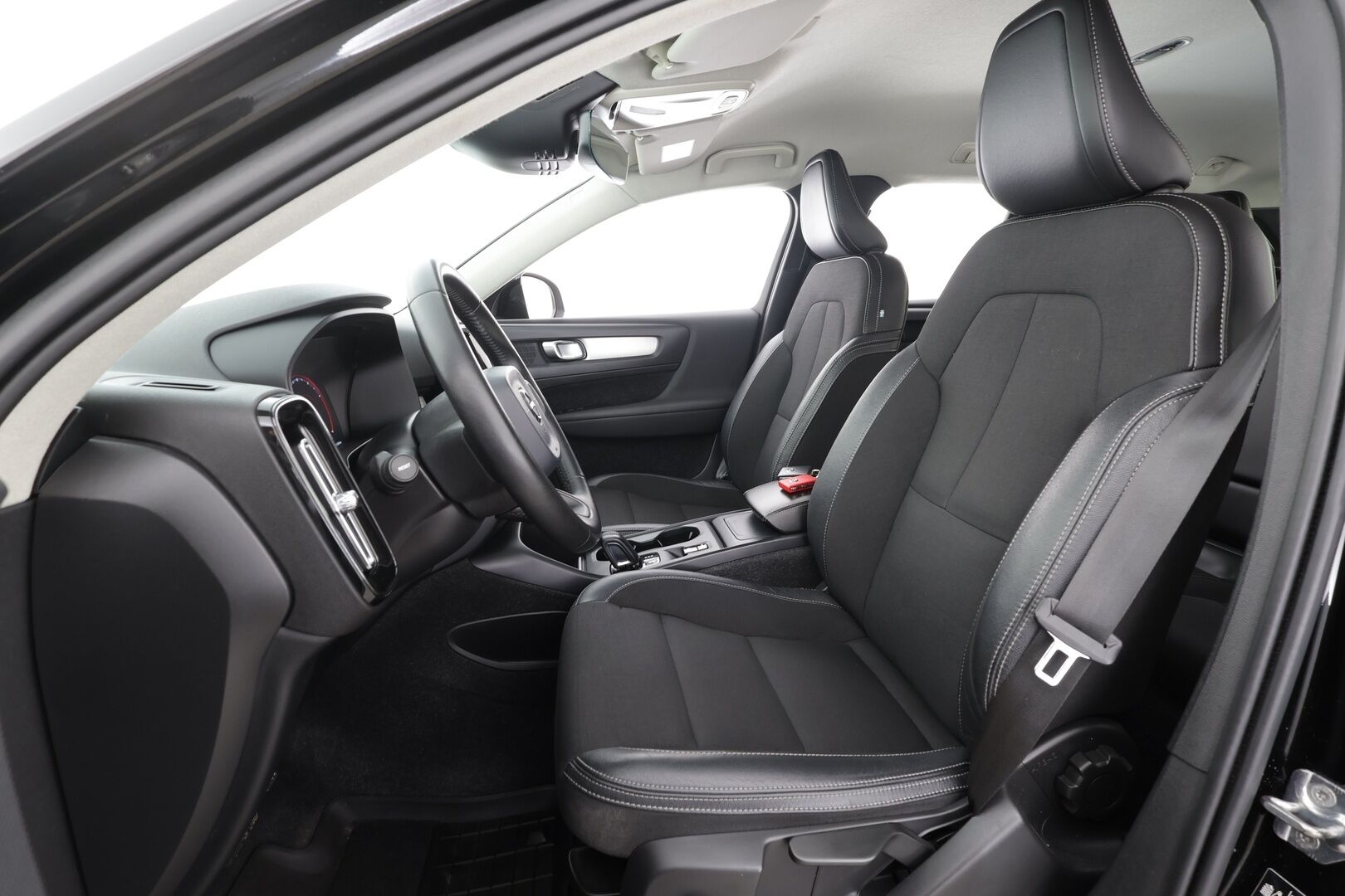 Volvo XC40 2020 T3 Business aut * ACC / Webasto / Koukku / P.tutkat / LED / Navi / Keyless / Puolinahat * - Suomi-auto / Kahdet renkaat aluvanteilla / Juuri katsastettu