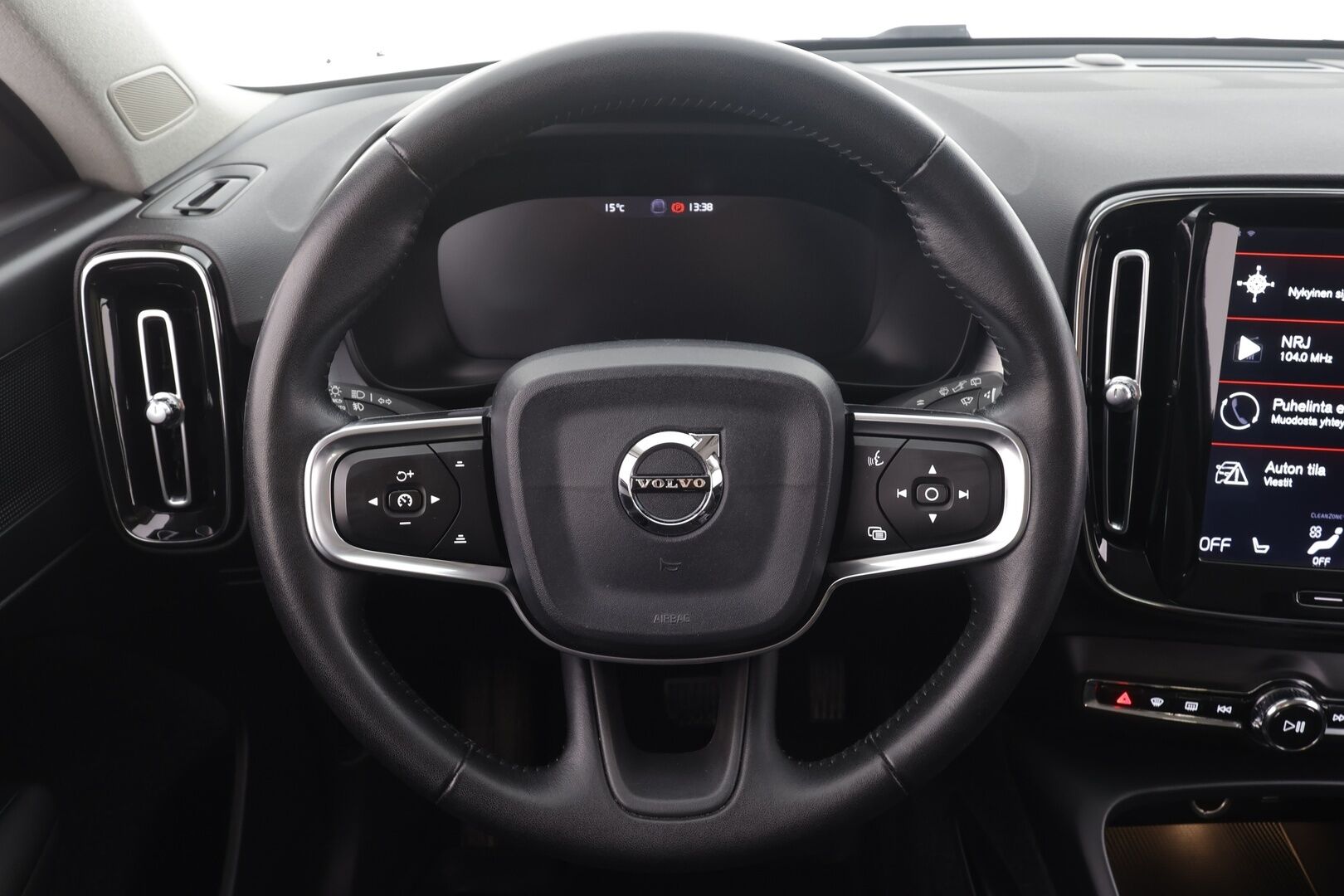 Volvo XC40 2020 T3 Business aut * ACC / Webasto / Koukku / P.tutkat / LED / Navi / Keyless / Puolinahat * - Suomi-auto / Kahdet renkaat aluvanteilla / Juuri katsastettu