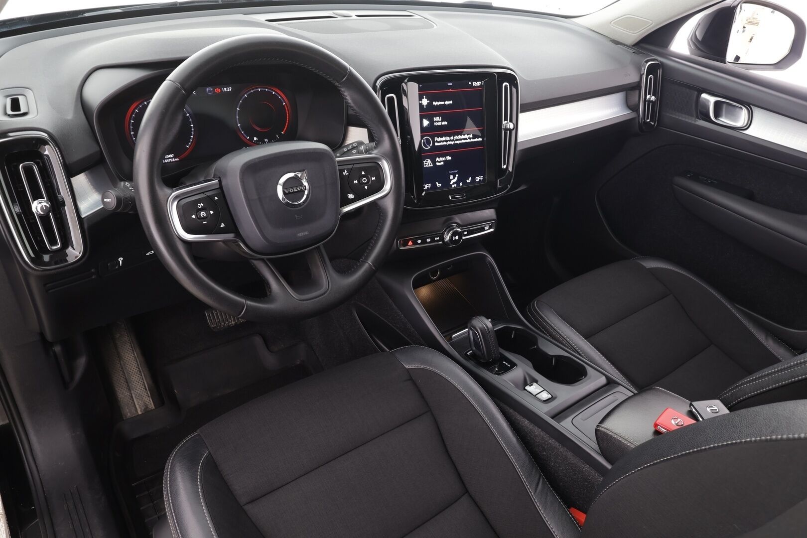 Volvo XC40 2020 T3 Business aut * ACC / Webasto / Koukku / P.tutkat / LED / Navi / Keyless / Puolinahat * - Suomi-auto / Kahdet renkaat aluvanteilla / Juuri katsastettu