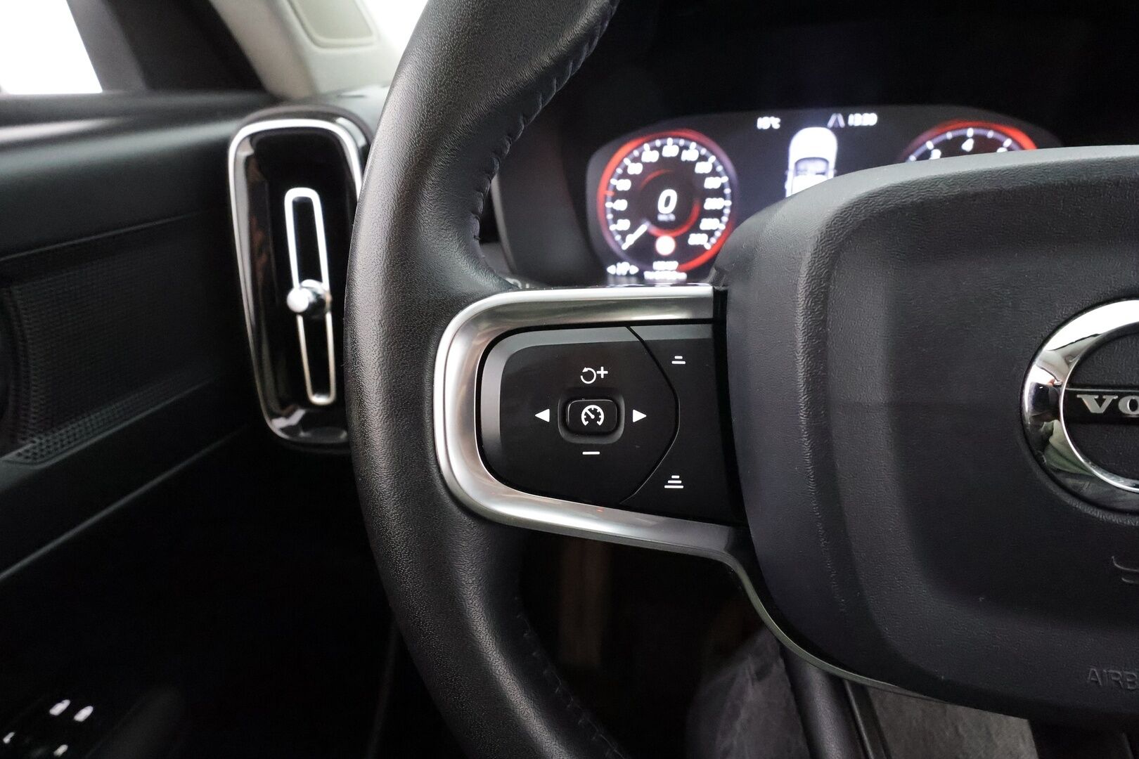 Volvo XC40 2020 T3 Business aut * ACC / Webasto / Koukku / P.tutkat / LED / Navi / Keyless / Puolinahat * - Suomi-auto / Kahdet renkaat aluvanteilla / Juuri katsastettu