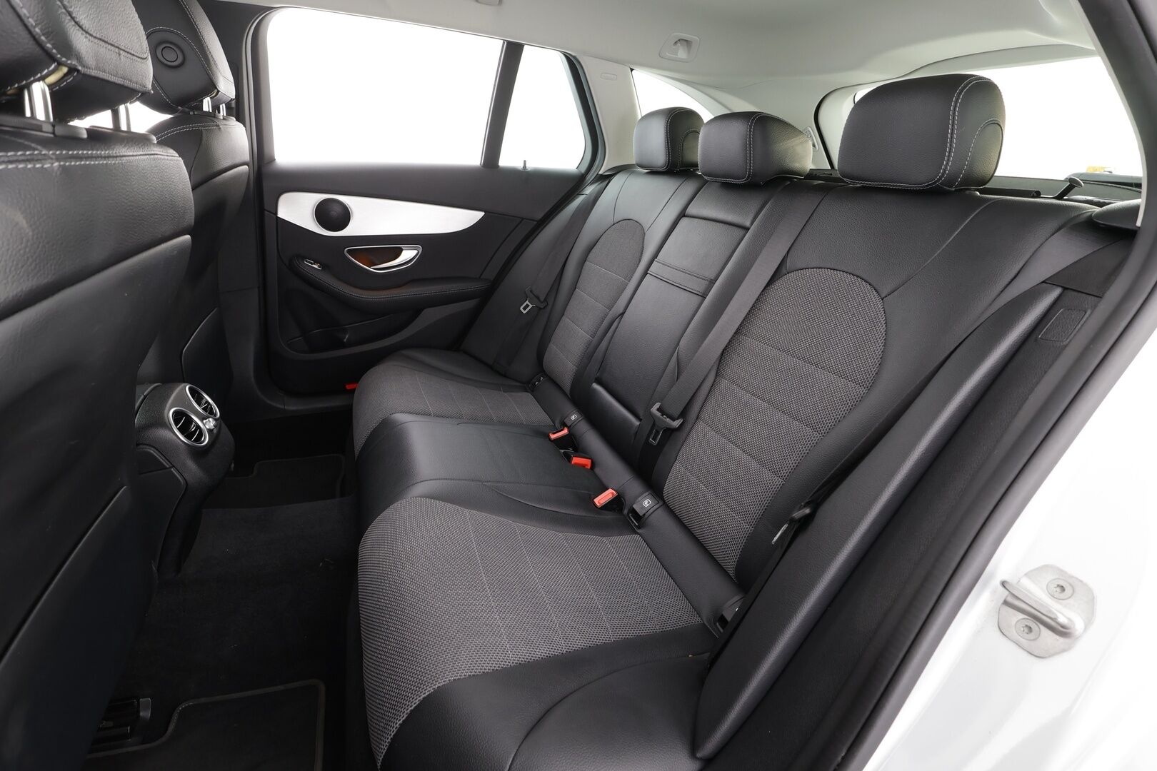 Mercedes-Benz C 2020 300 e T A Business Avantgarde Edition EQ Power * Distronic / Multibeam / Kamera / Navi / Koukku / Sportpenkit * - Akku kuntotarkastettu / Suomi-auto / 2x Latauskaapelit / Kahdet OEM Vanteet - HULLUT AVAJAISHULINAT KORKOTARJOUS 3,29 %