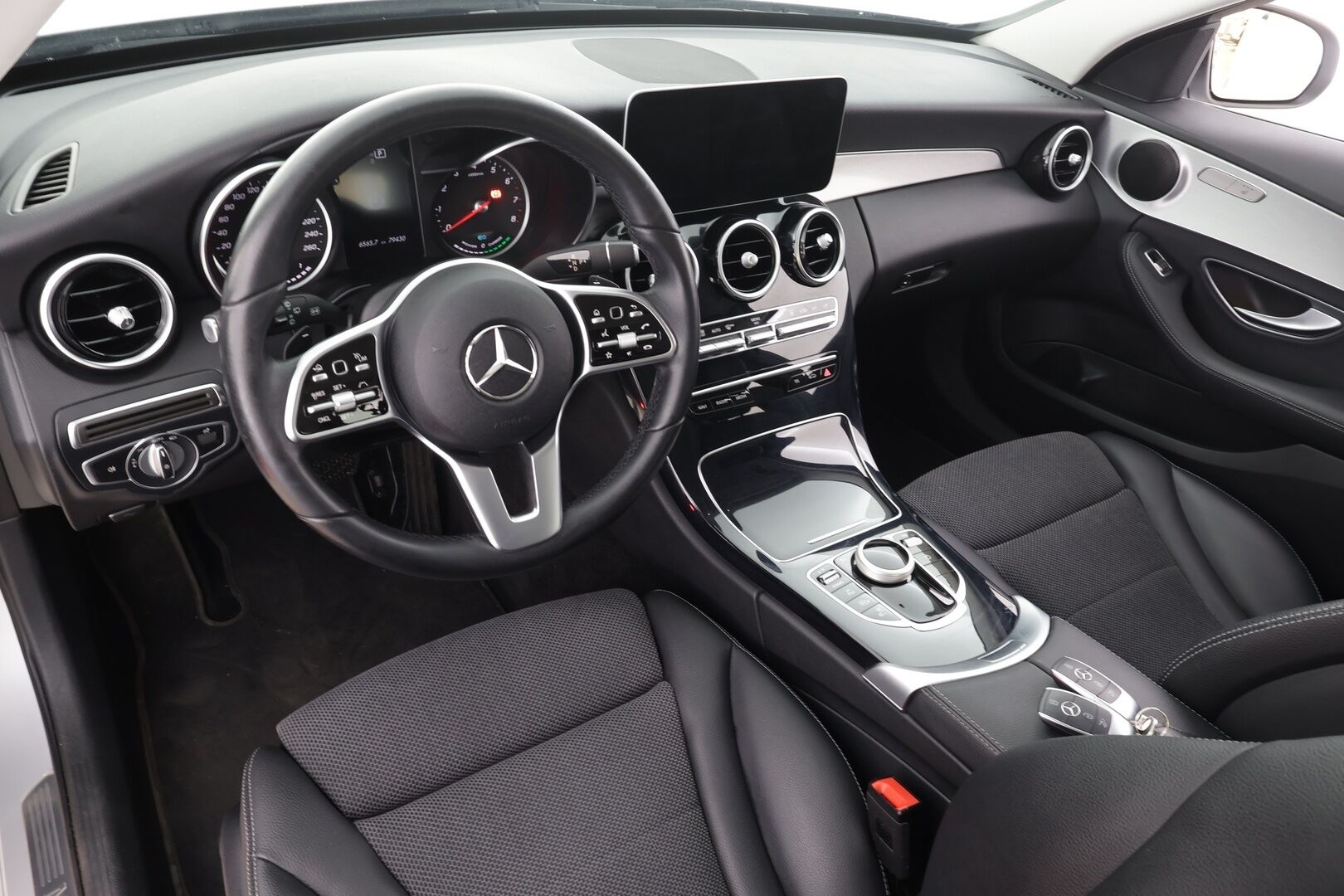 Mercedes-Benz C 2020 300 e T A Business Avantgarde Edition EQ Power * Distronic / Multibeam / Kamera / Navi / Koukku / Sportpenkit * - Akku kuntotarkastettu / Suomi-auto / 2x Latauskaapelit / Kahdet OEM Vanteet - HULLUT AVAJAISHULINAT KORKOTARJOUS 3,29 %