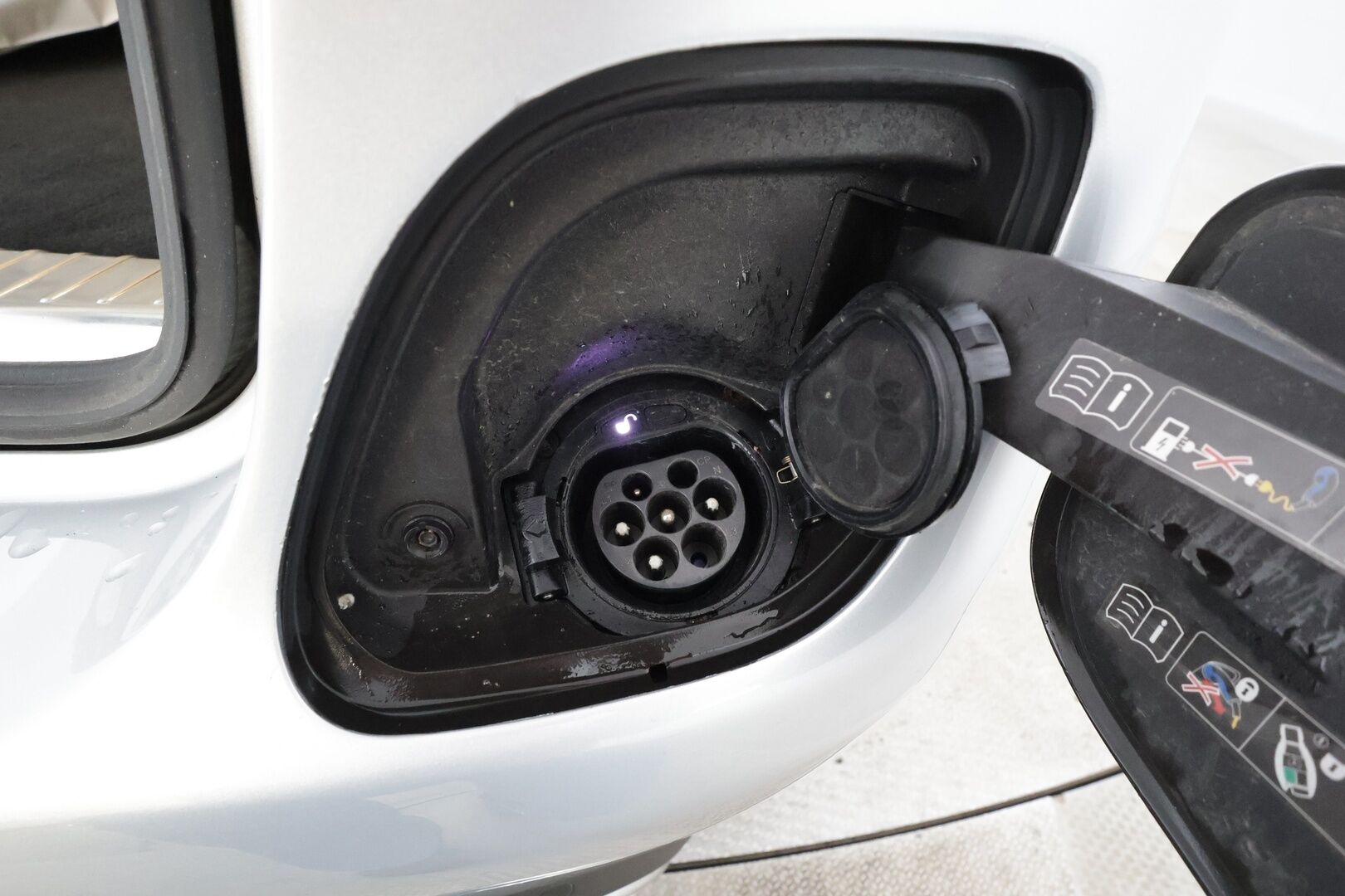 Mercedes-Benz C 2020 300 e T A Business Avantgarde Edition EQ Power * Distronic / Multibeam / Kamera / Navi / Koukku / Sportpenkit * - KATSO MIHIN KAMPANJAHINTAAN! / Akku kuntotarkastettu / Suomi-auto / 2x Latauskaapelit / Kahdet OEM Vanteet