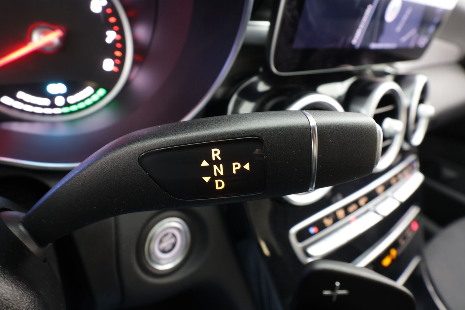 Mercedes-Benz C 2020 300 e T A Business Avantgarde Edition EQ Power * Distronic / Multibeam / P.Kamera / Sportpenkit / Navi / Koukku * - Akku kuntotarkastettu / Suomi-auto / 2x Latauskaapelit / Kahdet OEM Vanteet