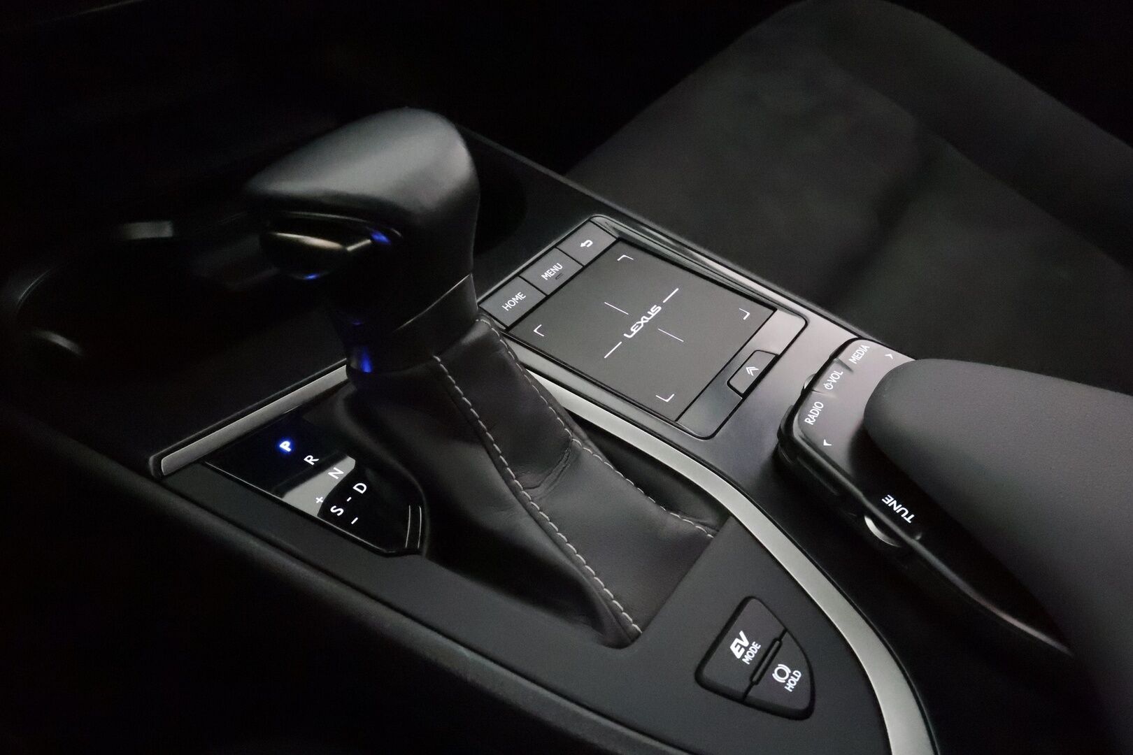 Lexus UX 2020 250h Comfort **Adapt.Vakkari / LED-valot / P.kamera / Navi / Kaistavahti / Navi / Ratinlämmitin / Sisätilanlämmitin** - Suomi-auto / kahdet Renkaat / Merkkihuollettu!