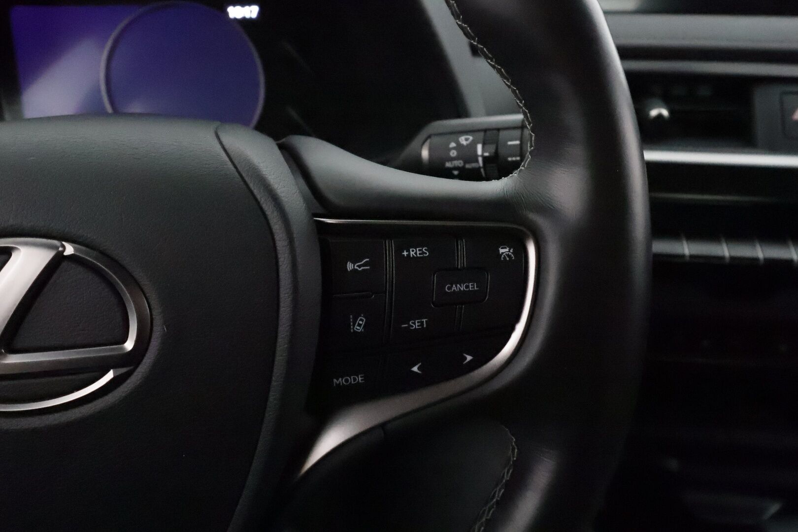 Lexus UX 2020 250h Comfort **Adapt.Vakkari / LED-valot / P.kamera / Navi / Kaistavahti / Navi / Ratinlämmitin / Sisätilanlämmitin** - Suomi-auto / kahdet Renkaat / Merkkihuollettu!