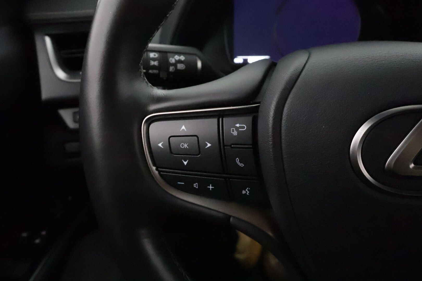 Lexus UX 2020 250h Comfort **Adapt.Vakkari / LED-valot / P.kamera / Navi / Kaistavahti / Navi / Ratinlämmitin / Sisätilanlämmitin** - Suomi-auto / kahdet Renkaat / Merkkihuollettu!