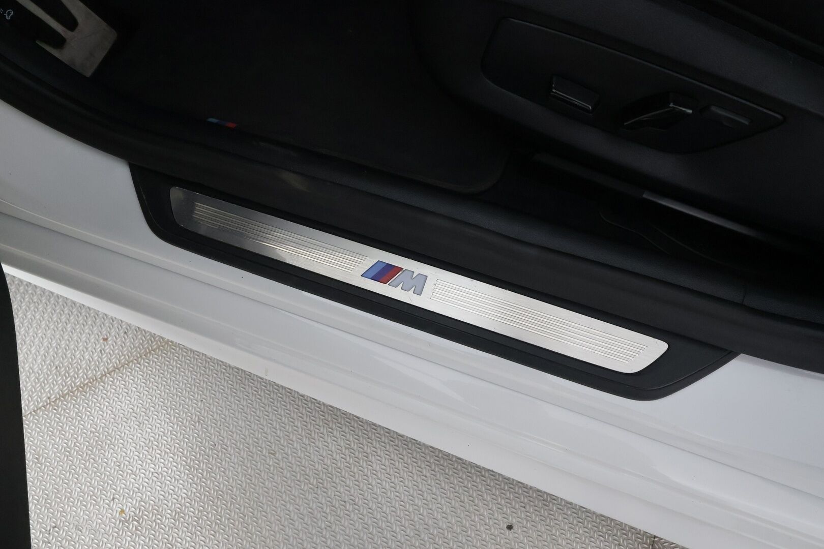 BMW 530 2020 G30 Sedan 530e xDrive A Charged Edition M Sport - Suomi-auto | Lisälämmitin | Hifit | LED | Kamera | Vakkari | Sporttipenkit | Osasähköt | Kahdet OEM vanteet | SOH 86,4%