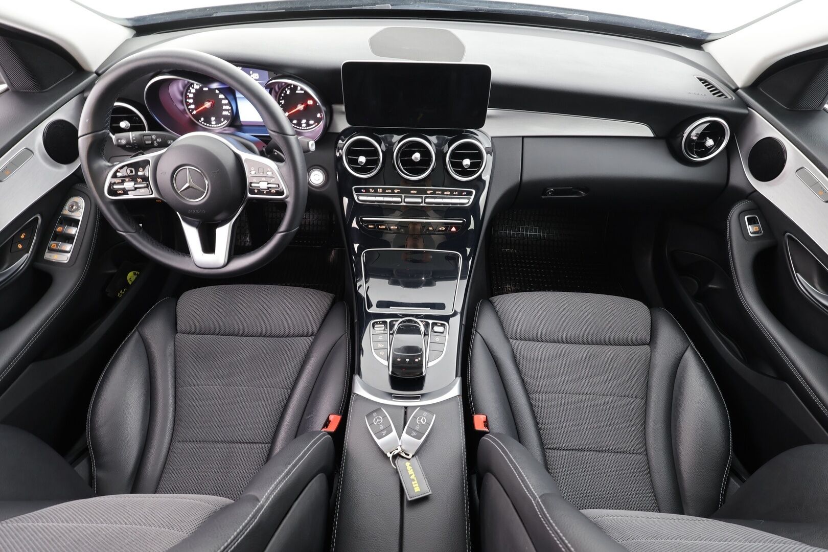 Mercedes-Benz C 2020 200 d T A Business * Vakkari / P.kamera / Multibeam / Navi / Panorama / Koukku / Lohkolämmitin / Puolinahat * - Kahdet renkaat aluvanteilla - HULLU BLACKWEEK KORKOTARJOUS 2,49%