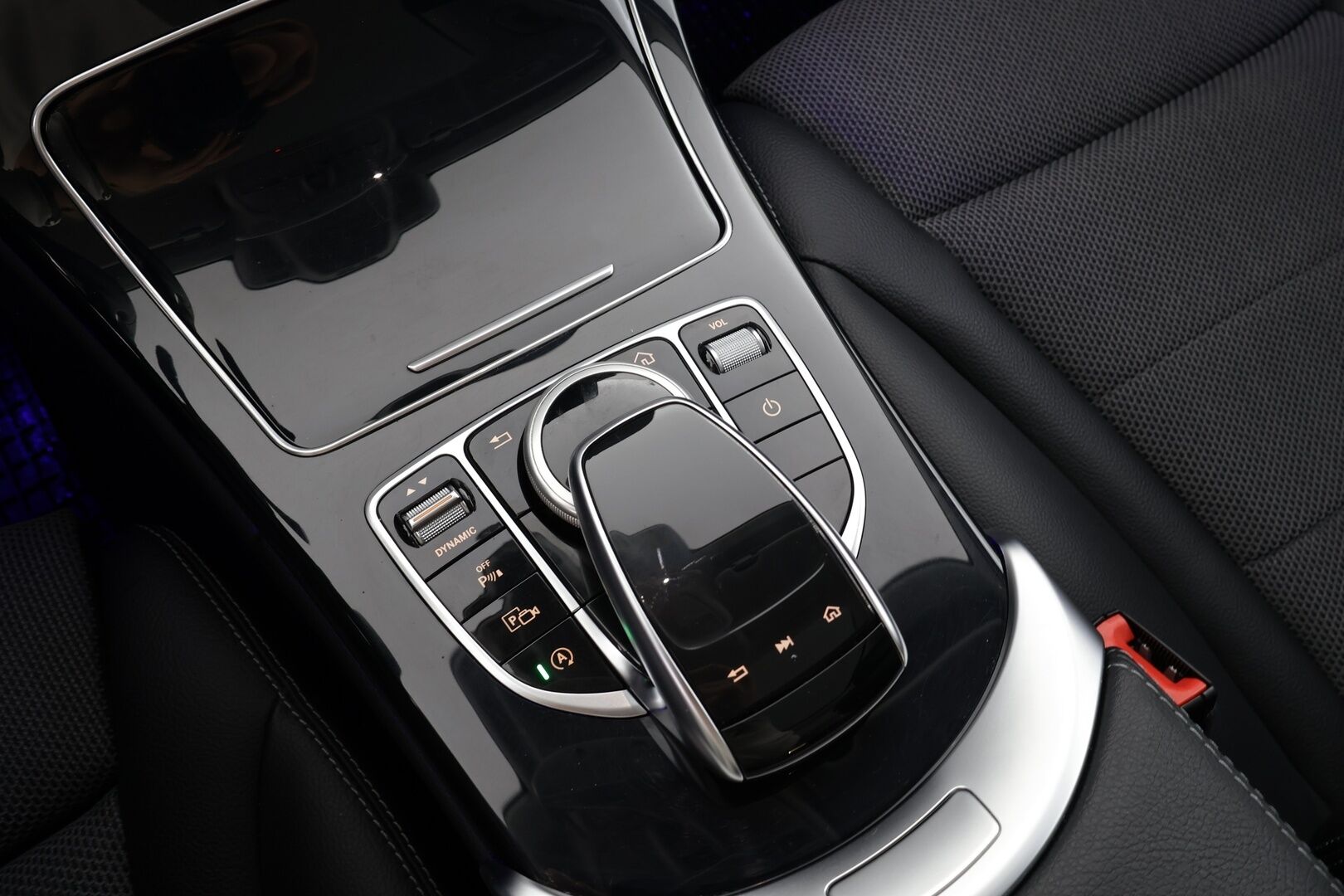 Mercedes-Benz C 2020 200 d T A Business * Vakkari / P.kamera / Multibeam / Navi / Panorama / Koukku / Lohkolämmitin / Puolinahat * - Kahdet renkaat aluvanteilla - HULLU BLACKWEEK KORKOTARJOUS 2,49%