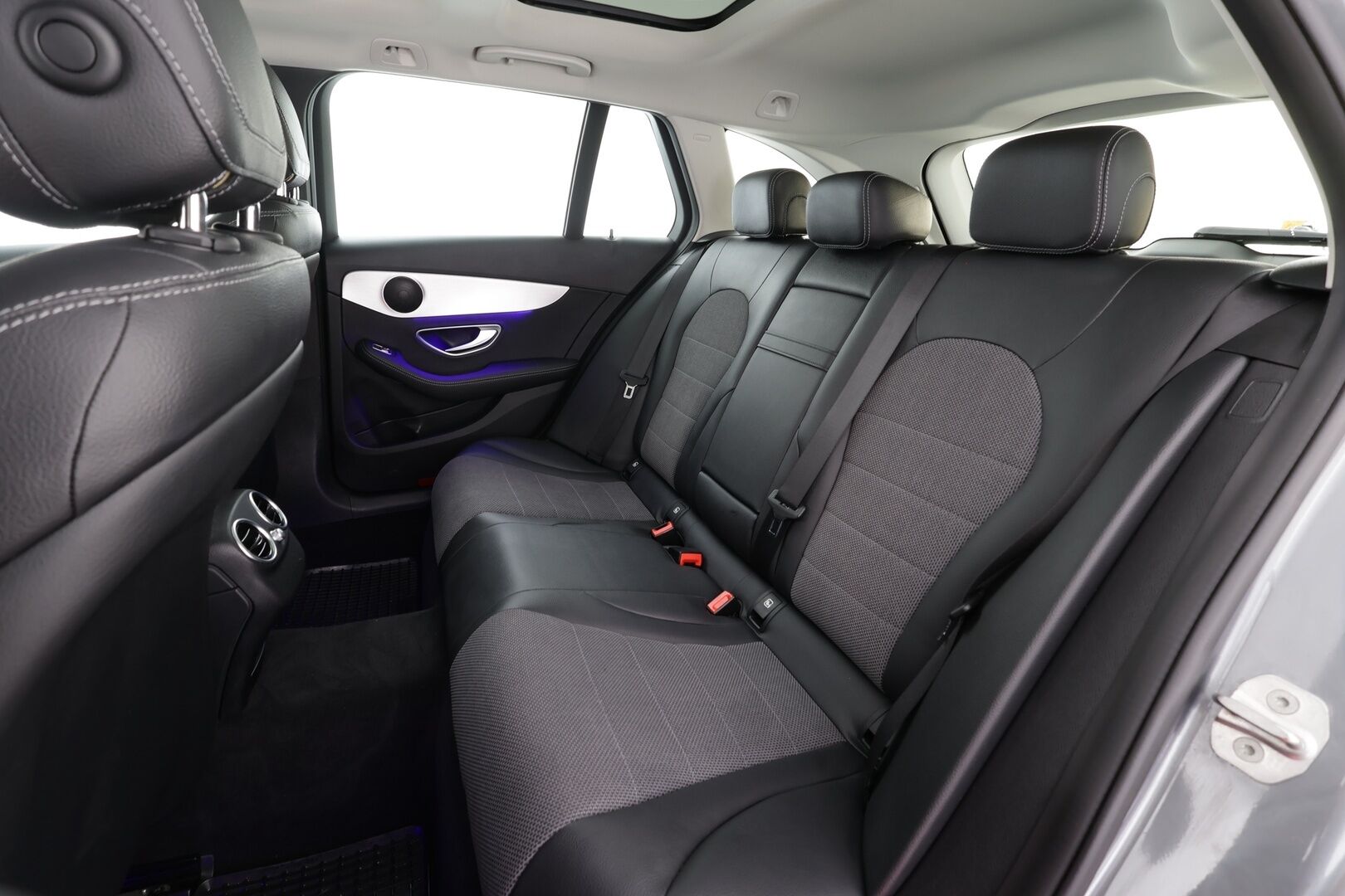 Mercedes-Benz C 2020 200 d T A Business * Vakkari / P.kamera / Multibeam / Navi / Panorama / Koukku / Lohkolämmitin / Puolinahat * - Kahdet renkaat aluvanteilla - HULLU BLACKWEEK KORKOTARJOUS 2,49%