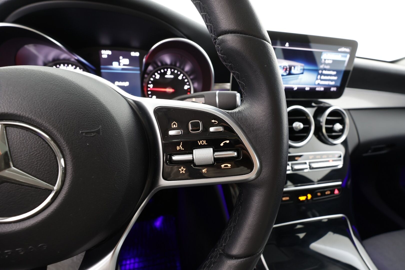 Mercedes-Benz C 2020 200 d T A Business * Vakkari / P.kamera / Multibeam / Navi / Panorama / Koukku / Lohkolämmitin / Puolinahat * - Kahdet renkaat aluvanteilla - HULLU BLACKWEEK KORKOTARJOUS 2,49%