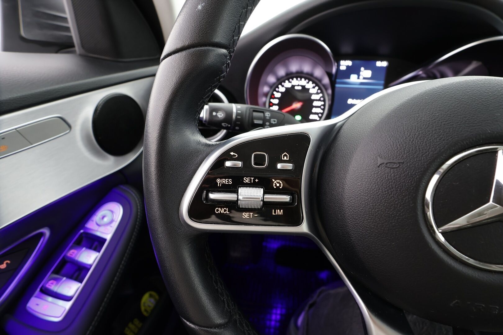 Mercedes-Benz C 2020 200 d T A Business * Vakkari / P.kamera / Multibeam / Navi / Panorama / Koukku / Lohkolämmitin / Puolinahat * - Kahdet renkaat aluvanteilla - HULLU BLACKWEEK KORKOTARJOUS 2,49%