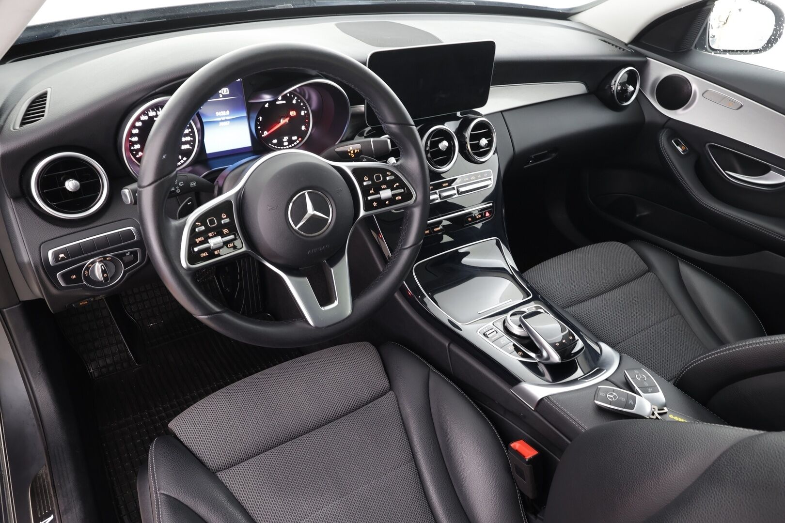 Mercedes-Benz C 2020 200 d T A Business * Vakkari / P.kamera / Multibeam / Navi / Panorama / Koukku / Lohkolämmitin / Puolinahat * - Kahdet renkaat aluvanteilla - HULLU BLACKWEEK KORKOTARJOUS 2,49%