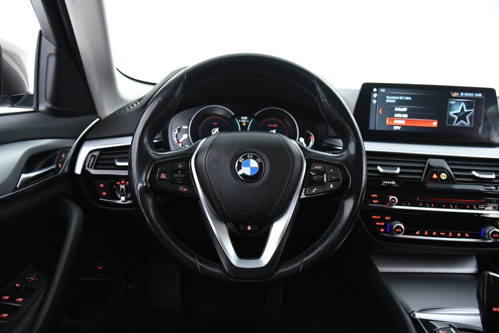 BMW 520 2018 5-sarja G31 Touring 520d A Business / PA-lämmitin / P-Kamera / LED / Prof.navi / Ratinlämmitin - 2x renkaat / Sähkötoiminen takaluukku 