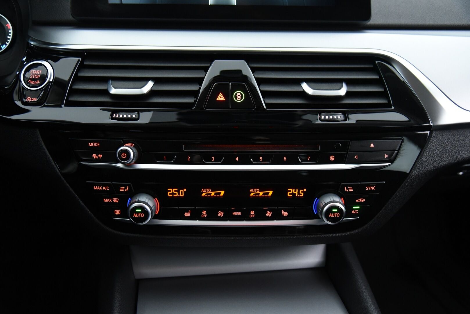 BMW 520 2018 5-sarja G31 Touring 520d A Business / PA-lämmitin / P-Kamera / LED / Prof.navi / Ratinlämmitin - 2x renkaat / Sähkötoiminen takaluukku 