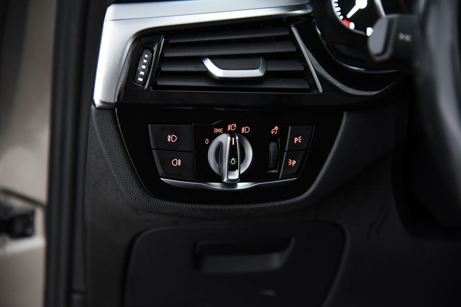 BMW 520 2018 5-sarja G31 Touring 520d A Business / PA-lämmitin / P-Kamera / LED / Prof.navi / Ratinlämmitin - 2x renkaat / Sähkötoiminen takaluukku 