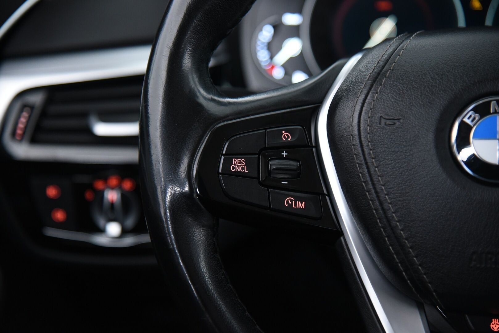 BMW 520 2018 5-sarja G31 Touring 520d A Business / PA-lämmitin / P-Kamera / LED / Prof.navi / Ratinlämmitin - 2x renkaat / Sähkötoiminen takaluukku 