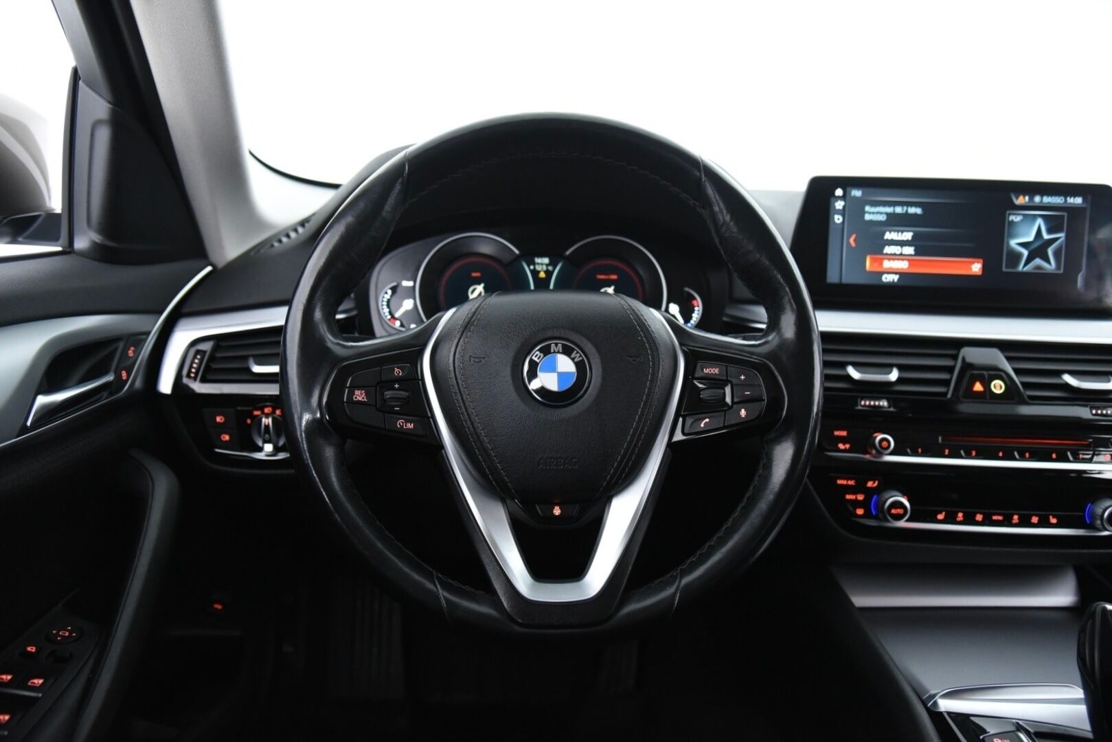 BMW 520 2018 5-sarja G31 Touring 520d A Business / PA-lämmitin / P-Kamera / LED / Prof.navi / Ratinlämmitin - 2x renkaat / Sähkötoiminen takaluukku 