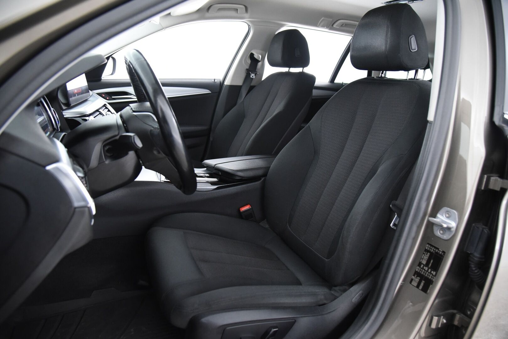 BMW 520 2018 5-sarja G31 Touring 520d A Business / PA-lämmitin / P-Kamera / LED / Prof.navi / Ratinlämmitin - 2x renkaat / Sähkötoiminen takaluukku 