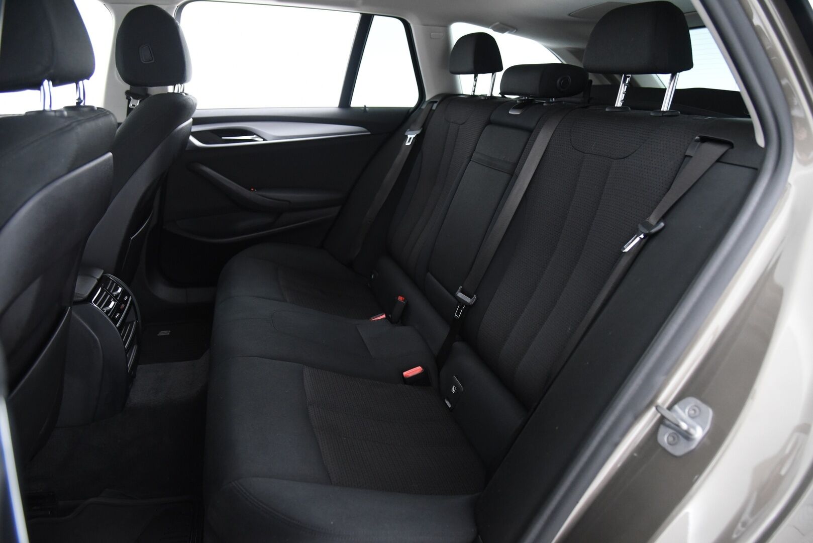 BMW 520 2018 5-sarja G31 Touring 520d A Business / PA-lämmitin / P-Kamera / LED / Prof.navi / Ratinlämmitin - 2x renkaat / Sähkötoiminen takaluukku 