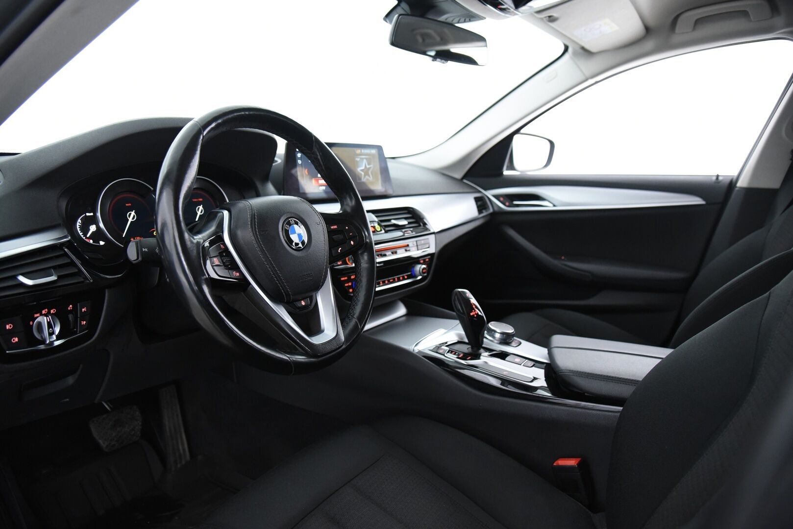 BMW 520 2018 5-sarja G31 Touring 520d A Business / PA-lämmitin / P-Kamera / LED / Prof.navi / Ratinlämmitin - 2x renkaat / Sähkötoiminen takaluukku 