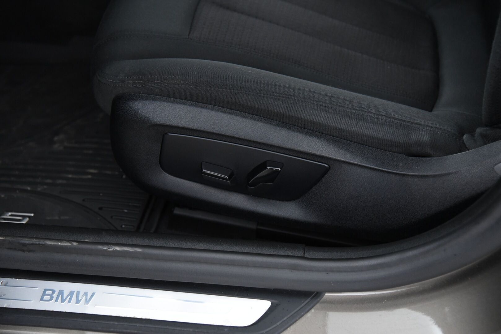 BMW 520 2018 5-sarja G31 Touring 520d A Business / PA-lämmitin / P-Kamera / LED / Prof.navi / Ratinlämmitin - 2x renkaat / Sähkötoiminen takaluukku 