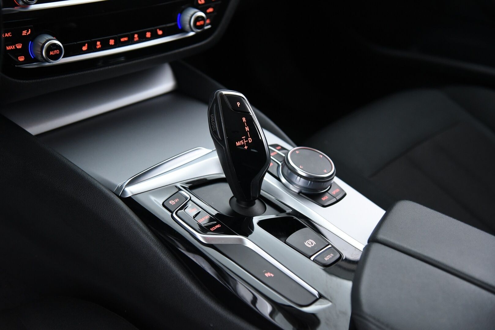 BMW 520 2018 5-sarja G31 Touring 520d A Business / PA-lämmitin / P-Kamera / LED / Prof.navi / Ratinlämmitin - 2x renkaat / Sähkötoiminen takaluukku 