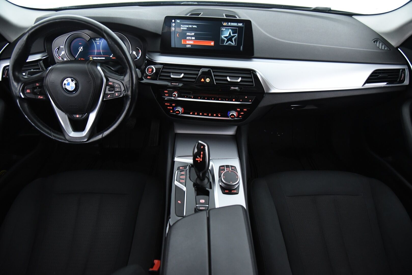 BMW 520 2018 5-sarja G31 Touring 520d A Business / PA-lämmitin / P-Kamera / LED / Prof.navi / Ratinlämmitin - 2x renkaat / Sähkötoiminen takaluukku 