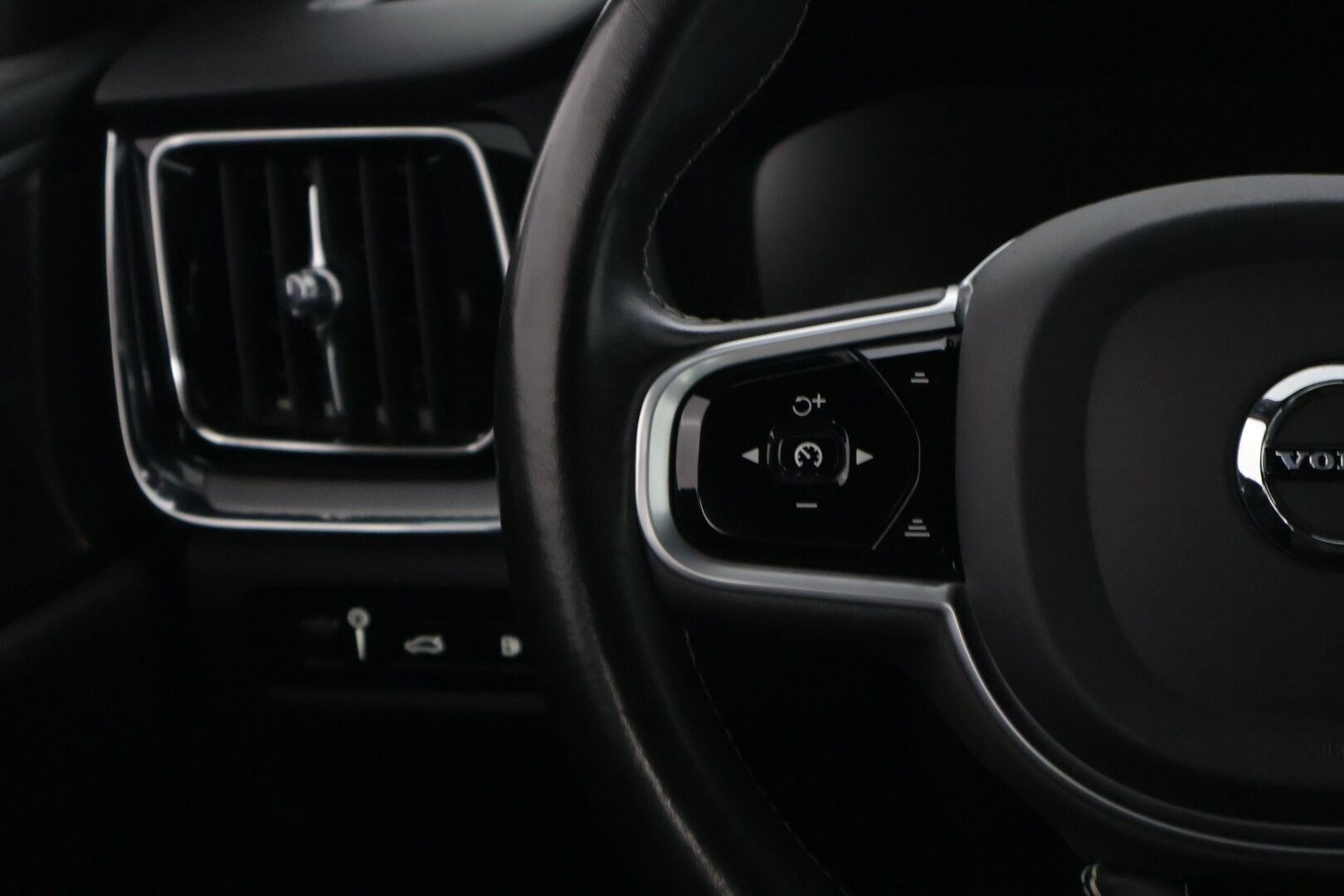Volvo S60 2020 T6 AWD Business R-Design aut * 360-Kamera / Harman&Kardon / Webasto / BLIS / Muistipenkki / Puolinahat * - 3,99 % KORKOTARJOUS TÄHÄN AUTOON 7.9. ASTI! - * 2-omisteinen / Pienet kilometrit / Huippusiisti / Merkkihuollettu / Hyvät varusteet *