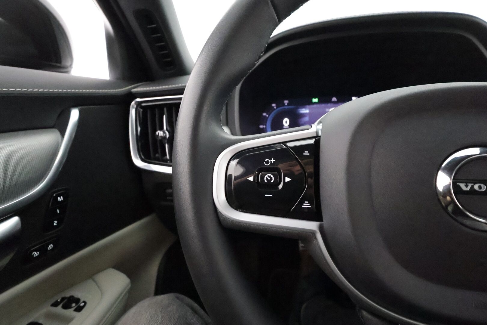 Volvo V90 2022 T6 AWD Long Range R-Design aut **Panorama / Adapt.Vakkari / Koukku / Full-LED / P.Kamera / Sporttinahat Muistilla** - 3,99 % KORKOTARJOUS TÄHÄN AUTOON - 1.Om Suomi-auto / Google Maps / Kaistavahti / KeylessGO / 2x Renkaat