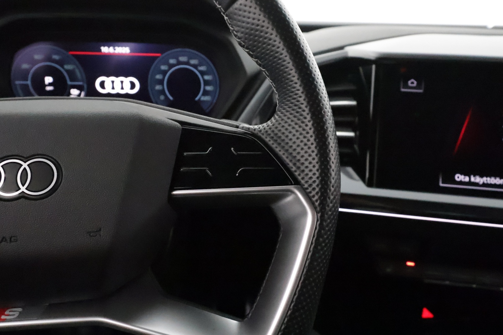 Audi Q4 e-tron 2022 S line 50 e-tron quattro Sportback **HUD / Adapt. vakkari / Sporttipenkit / Matrix LED / P.kamera / Koukku** - 3,99% KORKOTARJOUS TÄHÄN AUTOON 21.9. ASTI - Akku kuntotarkastettu / 1-Om Suomi-auto / Lämpöpumppu / Kahdet renkaat / *HUD / Adapt. vakkari / Sporttipenkit / Matrix LED / P.kamera / Koukku*