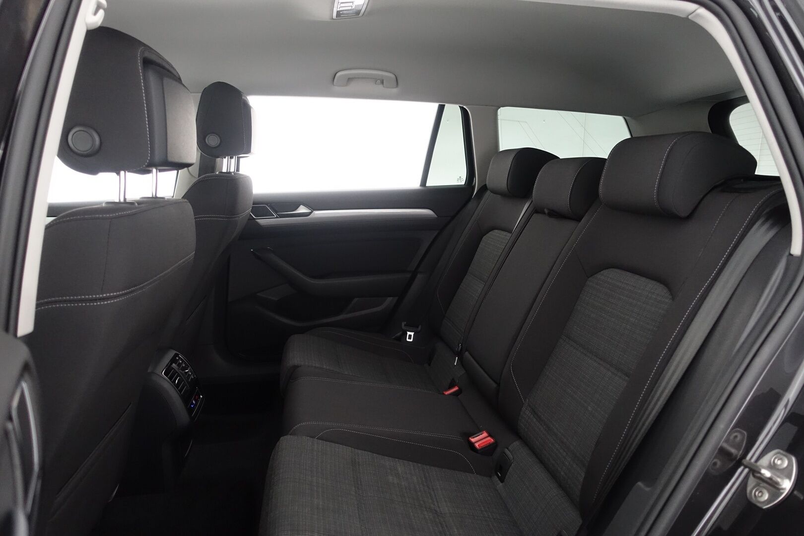 Volkswagen Passat 2022 Variant Style 1,5 TSI EVO 110 kW DSG * Webasto / Koukku / ACC / LED / P.Kamera / Keyless / Lämm. Ohjauspyörä * - 1-om Suomi-auto / Kahdet renkaat aluvanteilla
