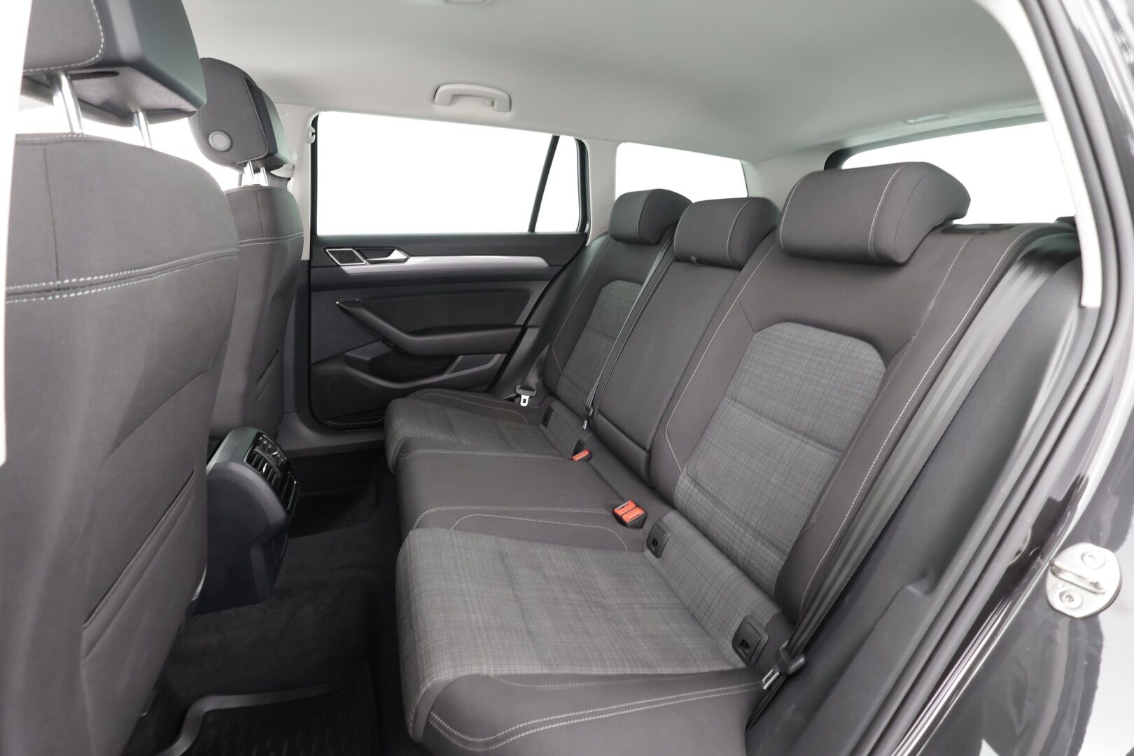Volkswagen Passat 2022 Variant Style 1,5 TSI EVO 110 kW DSG * Webasto / Koukku / ACC / LED / P.Kamera / Keyless / Lämm. Ohjauspyörä * - 1-om Suomi-auto / Kahdet renkaat aluvanteilla