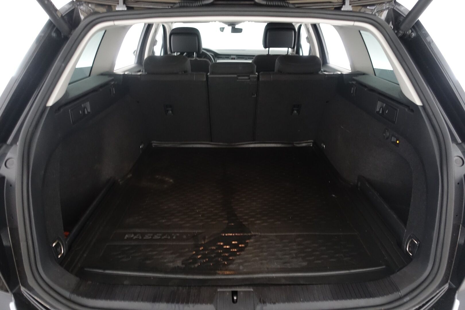 Volkswagen Passat 2022 Variant Style 1,5 TSI EVO 110 kW DSG * Webasto / Koukku / ACC / LED / P.Kamera / Keyless / Lämm. Ohjauspyörä * - 1-om Suomi-auto / Kahdet renkaat aluvanteilla