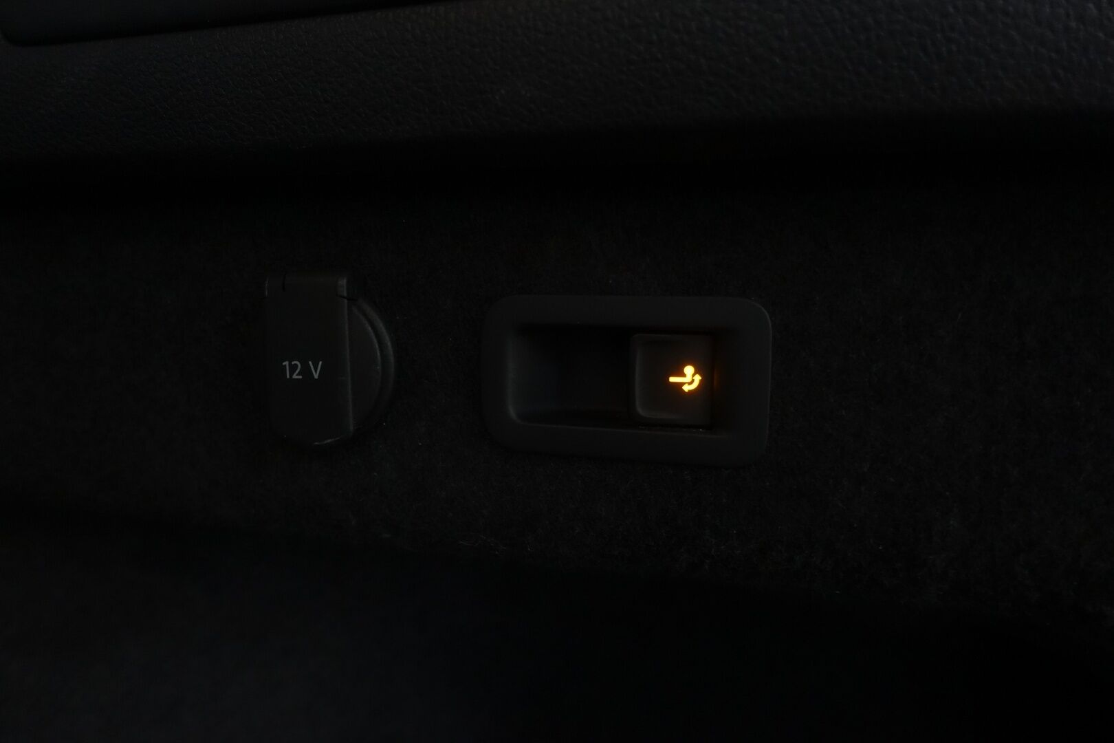 Volkswagen Passat 2022 Variant Style 1,5 TSI EVO 110 kW DSG * Webasto / Koukku / ACC / LED / P.Kamera / Keyless / Lämm. Ohjauspyörä * - 1-om Suomi-auto / Kahdet renkaat aluvanteilla