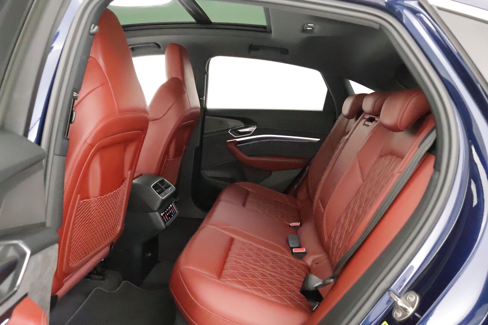 Audi e-tron 2021 Sportback S quattro 503hv - 3,99 % KORKOTARJOUS TÄHÄN AUTOON - Adapt.Vakkari / Bang & Olufsen 3D Surround  / Tikatut Nappanahat / Digital Matrix LED / Panorama / 360-Kamera / Night Vision / HUD / Ilma-Alusta 