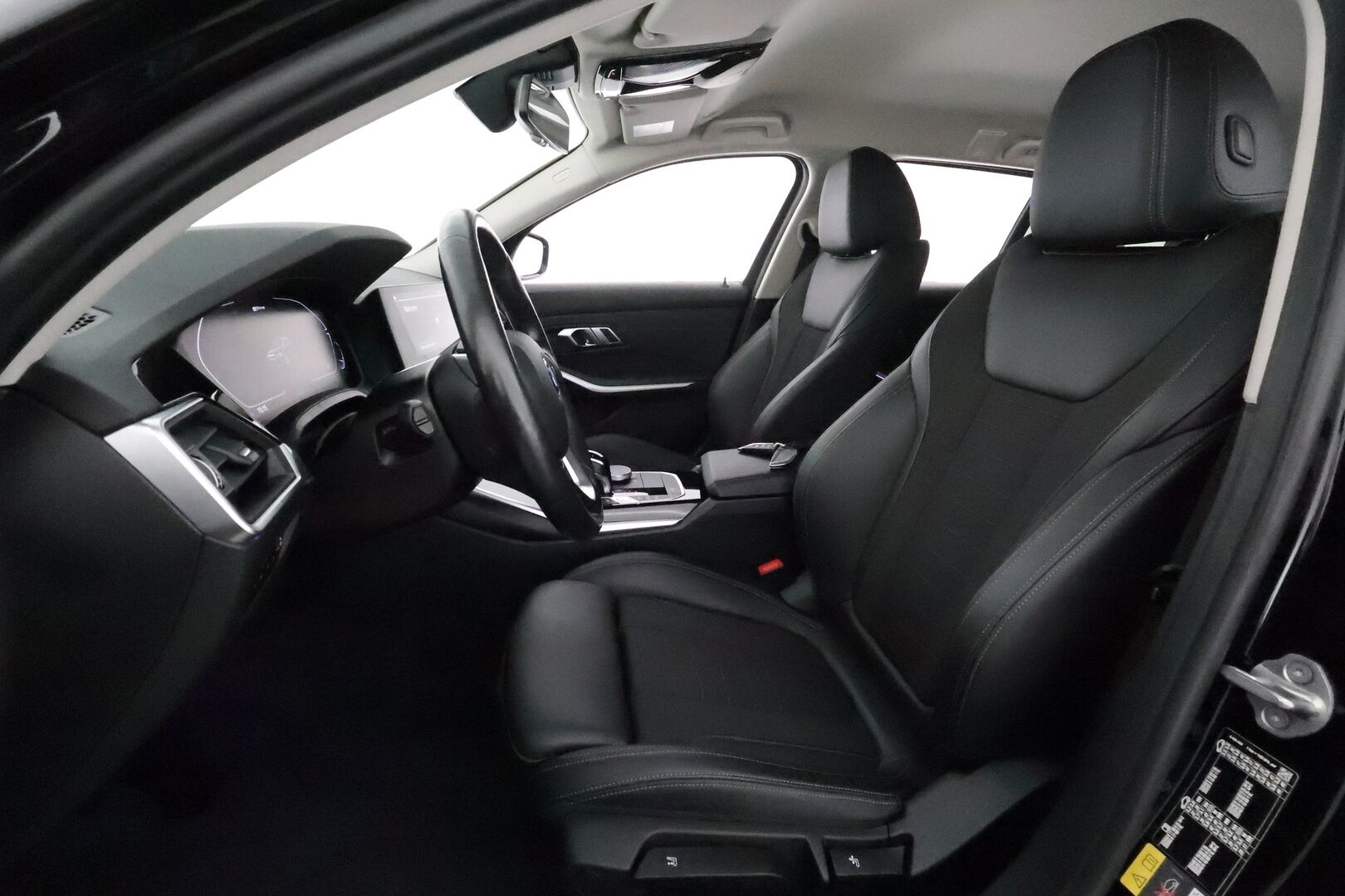 BMW 320 2022 G21 xDrive A Charged Edition Sport *ACC / P.tutkat / Navi / LED / Hifi / Sporttipenkit* - 1.Om Suomi-auto / Akku kuntotarkastettu / Kahdet renkaat aluvanteilla - Osta nyt, maksa vasta ensi vuonna