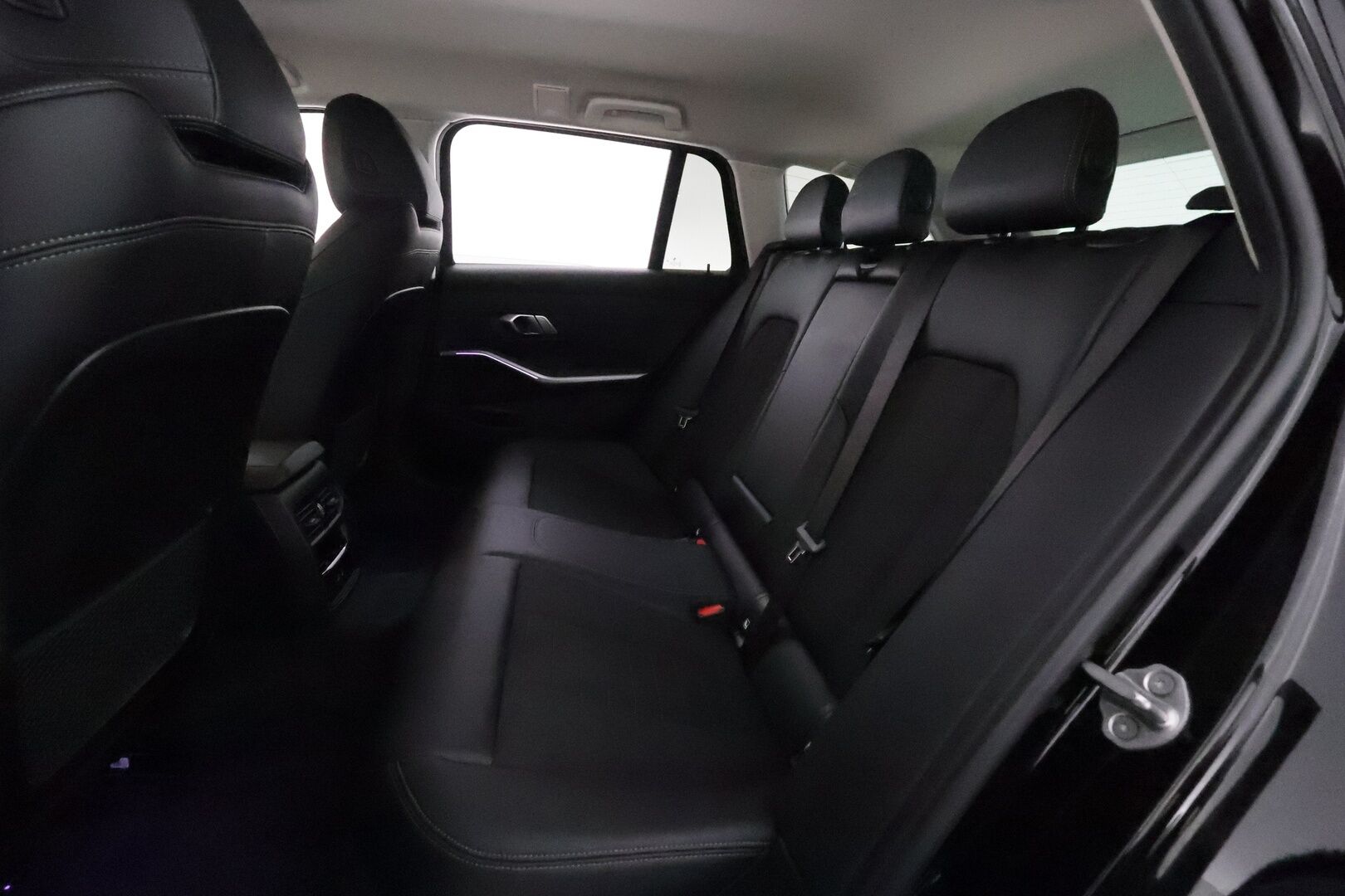 BMW 320 2022 G21 xDrive A Charged Edition Sport *ACC / P.tutkat / Navi / LED / Hifi / Sporttipenkit* - 1.Om Suomi-auto / Akku kuntotarkastettu / Kahdet renkaat aluvanteilla - Osta nyt, maksa vasta ensi vuonna