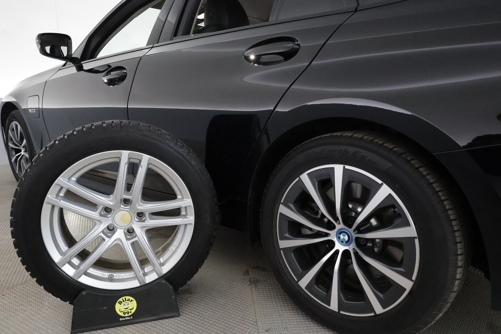BMW 320 2022 G21 xDrive A Charged Edition Sport *ACC / P.tutkat / Navi / LED / Hifi / Sporttipenkit* - 1.Om Suomi-auto / Akku kuntotarkastettu / Kahdet renkaat aluvanteilla 
