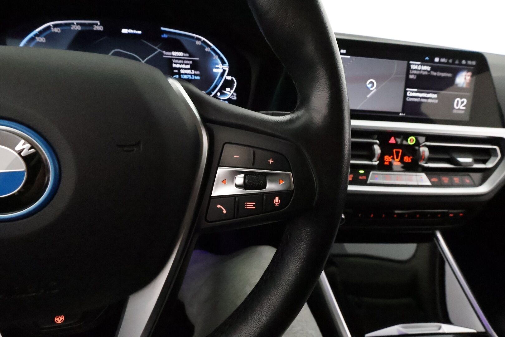 BMW 320 2022 G21 xDrive A Charged Edition Sport *ACC / P.tutkat / Navi / LED / Hifi / Sporttipenkit* - 1.Om Suomi-auto / Akku kuntotarkastettu / Kahdet renkaat aluvanteilla - Osta nyt, maksa vasta ensi vuonna