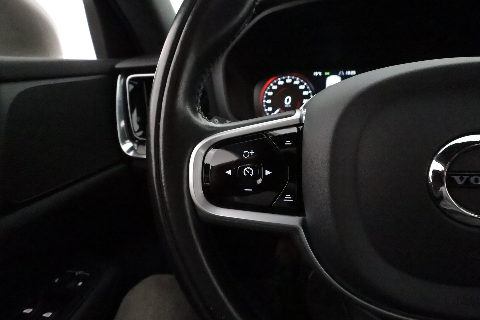 Volvo V60 2020 T6 TwE AWD Inscription **Webasto / Adapt.Vakkari / LED-valot / P.Tutkat / Sporttipenkki Muistilla / Navi / Kaistavahti** - 2x Latauskaapelit / Kahdet Renkaat